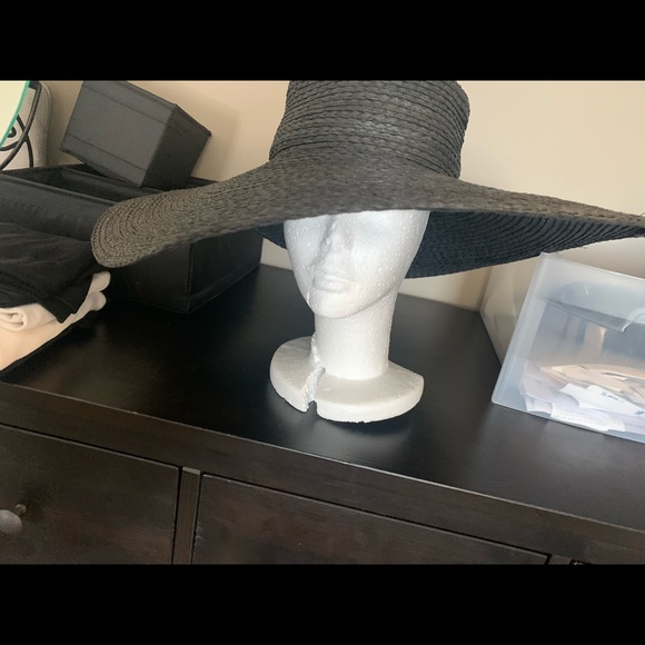 Aritzia Accessories - Aritzia Straw Hat